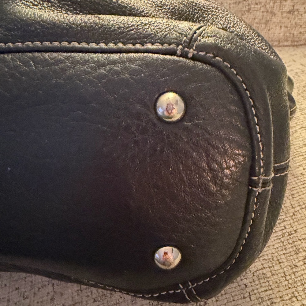Tignanello - vintage deep blue pebbled leather shoulder bag 11x7 and charm - Picture 12 of 13